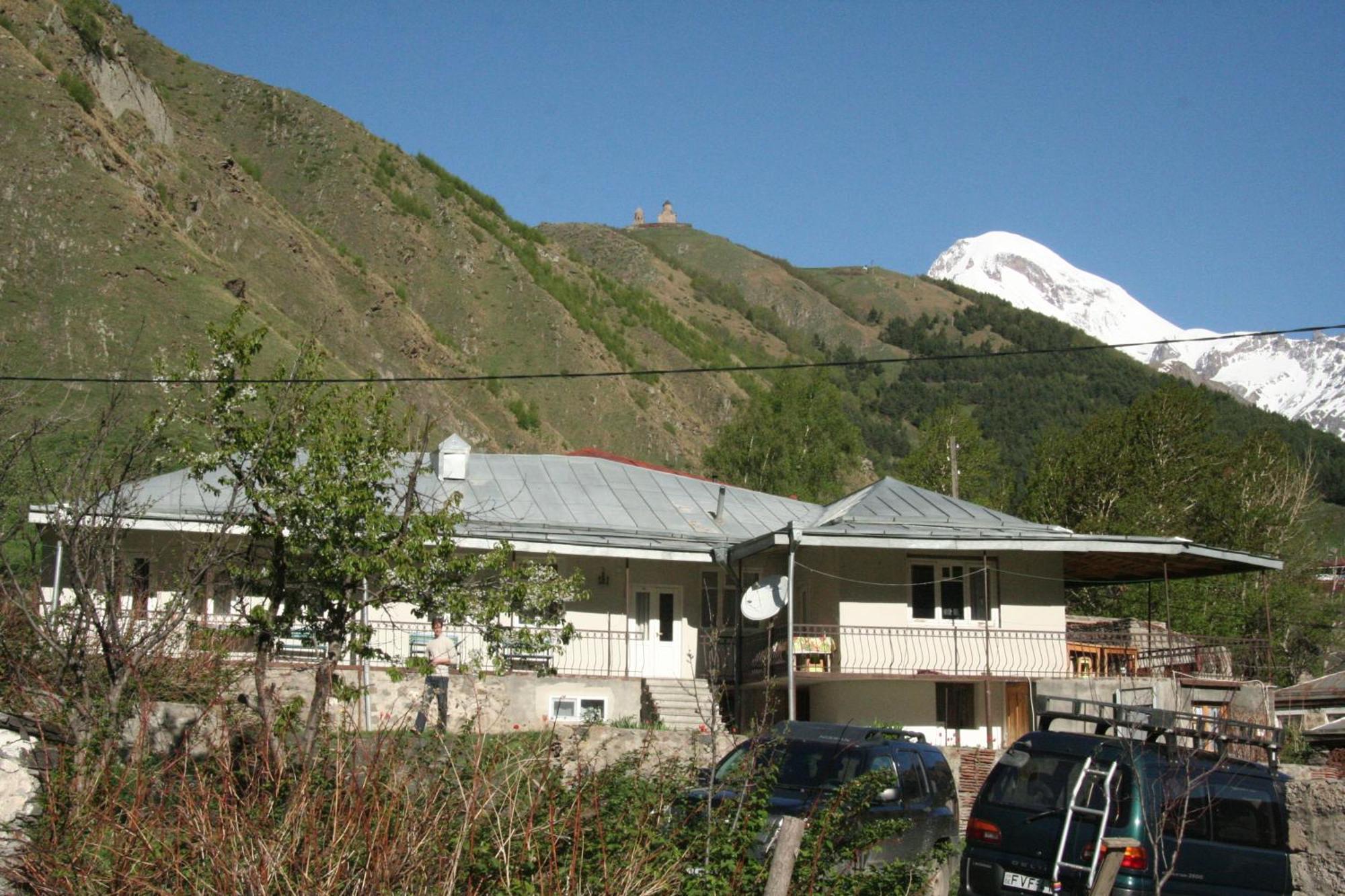 Guest House Nazy Kazbegi Exterior foto